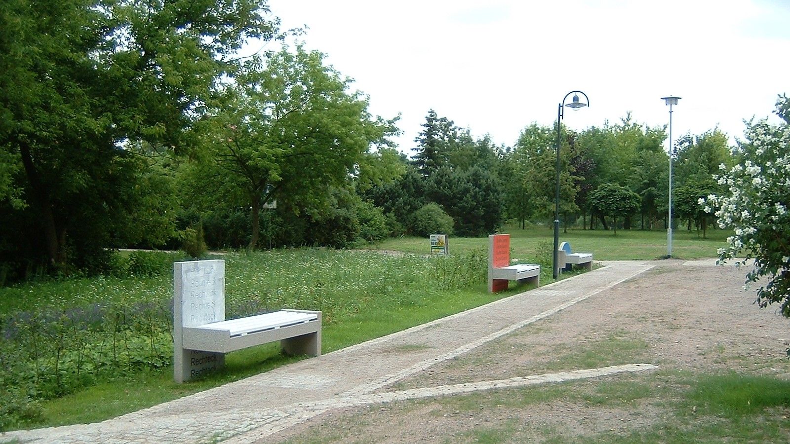 Geometrische Bänke Stadtparkgestaltung Bürgerpark Hermsdorf 
